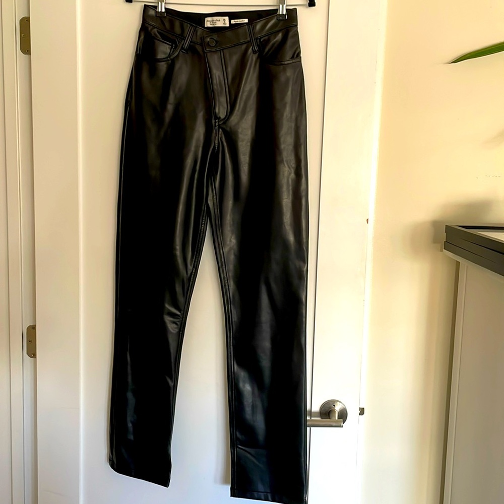 Abercrombie & Fitch The 90’s Straight Ultra High Rise - NWT